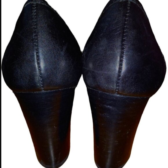 🏖️ETIENNE AIGNERE BLACK LEATHER PUMPS W STACKED HEEL & PEWTER LOGO - Picture 3 of 8